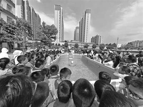 红十字讲师为学校师生讲授防溺水安全知识并开展实景教学